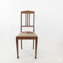 Laden Sie das Bild in den Galerie-Viewer, Alter Stuhl