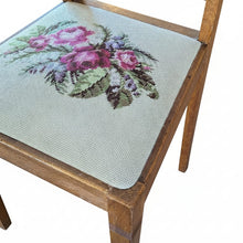 Laden Sie das Bild in den Galerie-Viewer, Alter Stuhl