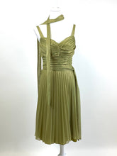 Laden Sie das Bild in den Galerie-Viewer, Plisseekleid - Größe 46