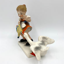 Laden Sie das Bild in den Galerie-Viewer, Porzellanfigur Cortendorf

