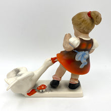 Laden Sie das Bild in den Galerie-Viewer, Porzellanfigur Cortendorf
