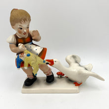 Laden Sie das Bild in den Galerie-Viewer, Porzellanfigur Cortendorf
