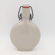 Laden Sie das Bild in den Galerie-Viewer, Flasche mit Wildmotiv
