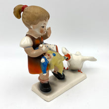 Laden Sie das Bild in den Galerie-Viewer, Porzellanfigur Cortendorf
