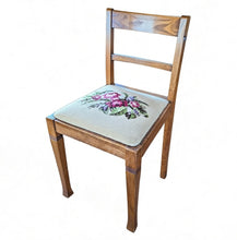 Laden Sie das Bild in den Galerie-Viewer, Alter Stuhl
