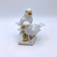 Laden Sie das Bild in den Galerie-Viewer, Vintage Porzellanfigur - Finken von Gerold &amp; Co. Tettau Bavaria
