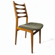 Laden Sie das Bild in den Galerie-Viewer, Vintage Stuhl
