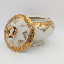 Laden Sie das Bild in den Galerie-Viewer, Porzellandose mit Golddekor
